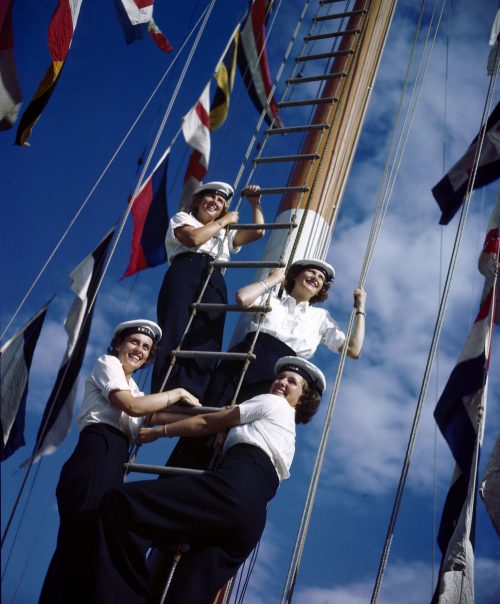 Женщины WRCNS в школе подготовки связистов. Квебек 1944 г.