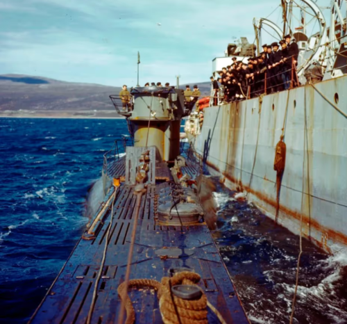 HMCS Loch Alvie с захваченной немецкой подводной лодкой. 1945 г.