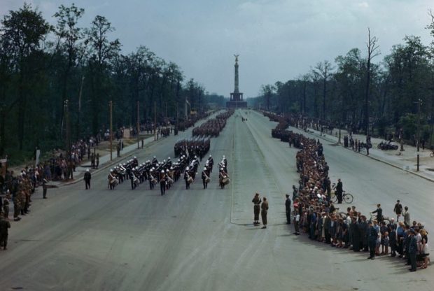 Колонна канадских солдат на параде Победы союзников в Берлине. 1945 г.