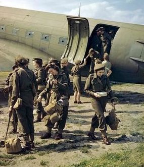 Члены Канадского женского армейского корпуса (CWAC) у самолета C-47 на аэродроме в Нидерландах. 1945 г.
