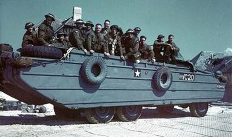 Канадские солдаты на автомобиле-амфибии DUKW на побережье Нормандии. 1944 г.