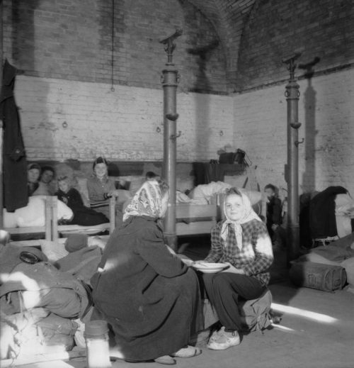 Спальное помещение казармы транзитного лагеря в Берлине. 1945 г.