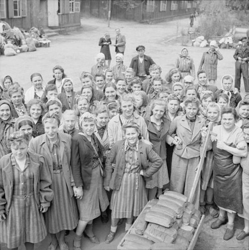 Советские женщины на пункте сбора перемещённых лиц в Гамбурге. 1945 г.