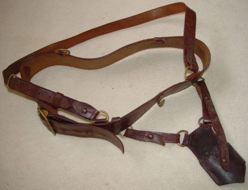 Кожаный ремень офицера с портупеей и лягушкой.