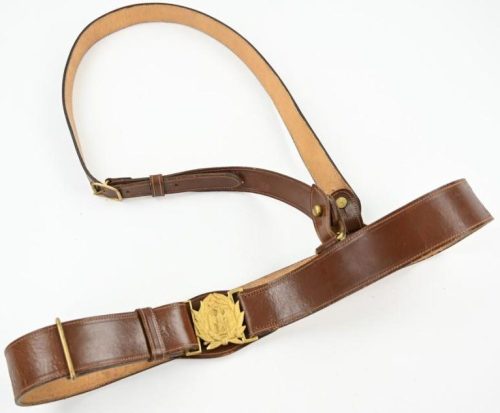 Кожаный ремень с пряжкой и портупеей фашистского офицера.