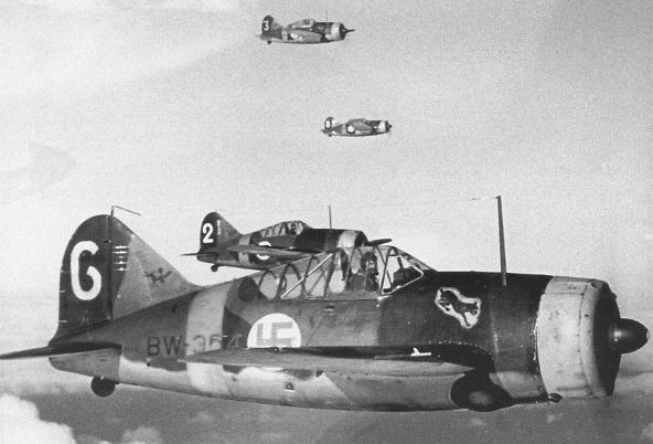 Звено финских истребителей американского производства Brewster F2A Buffalo.