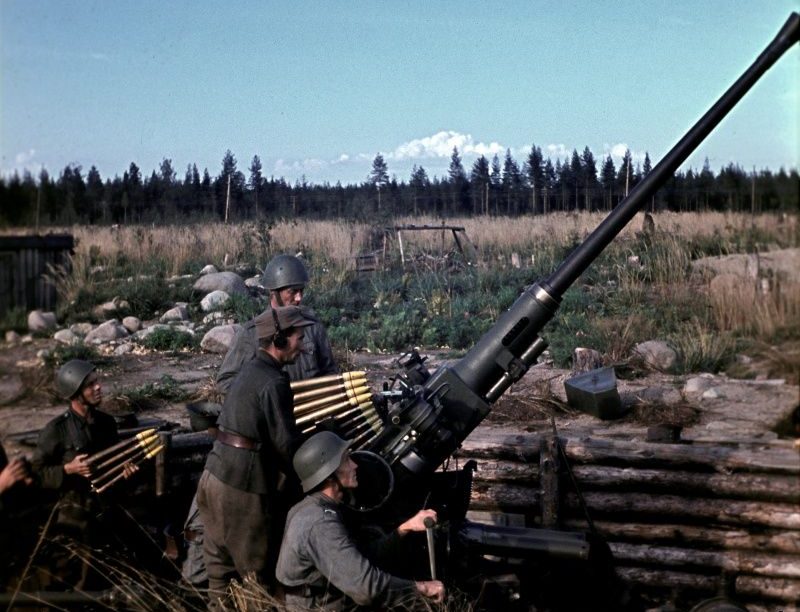 Расчет 40-мм автоматической зенитной пушки «Бофорс» на прикрытии финского аэродрома Суулаярви. 1942 г. 