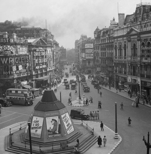 Агитационные плакаты на площади Пикадилли в Лондоне. 1942 г.