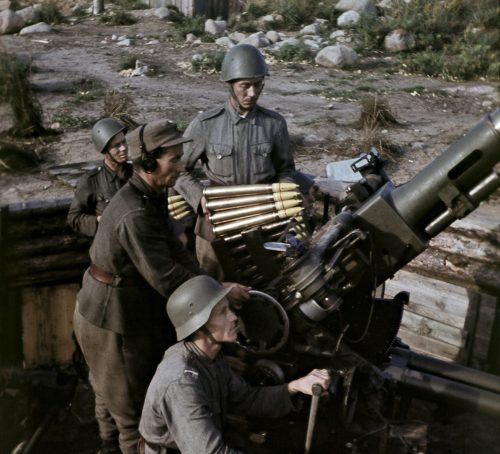 Расчет 40-мм автоматической зенитной пушки «Бофорс» на прикрытии финского аэродрома Суулаярви. 1942 г.