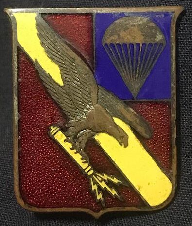 Знак 464-го парашютно-полевого артиллерийского дивизиона.