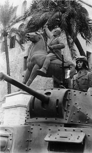 Парад итальянских войск рядом с конной статуей Муссолини. Март 1941 г.