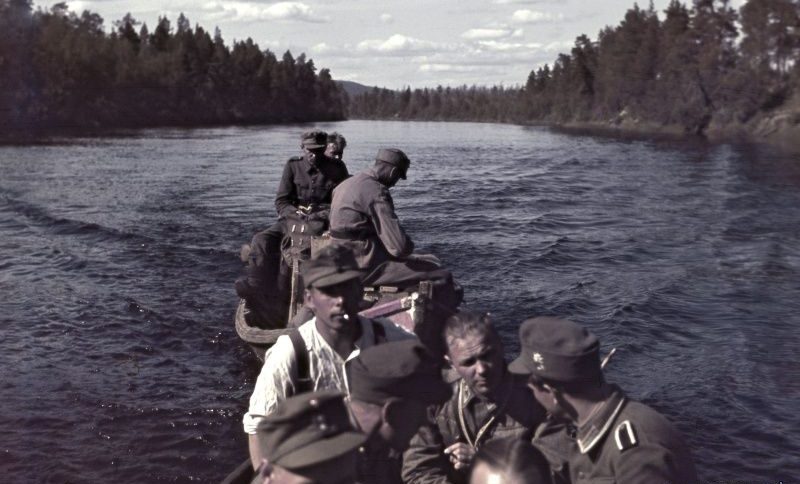 Финские солдаты и немецкие егеря на реке Лутто в районе Петсамо. 1944 г.