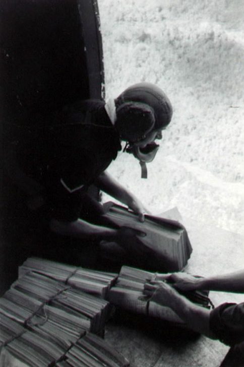 Выброс листовок через люки бомбардировщиков.