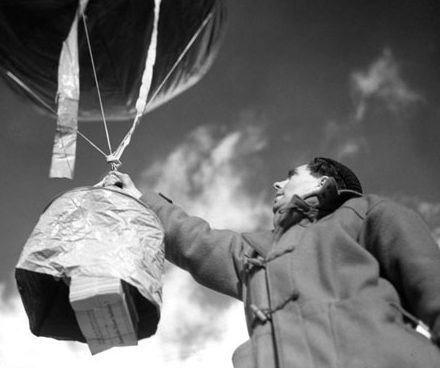 «Отправка» листовок на воздушном шаре.