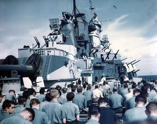 Месса на борту авианосца «Айова». 1944 г.
