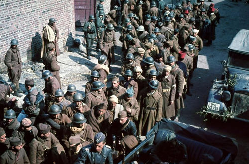 Французские солдаты направляются в лагерь для военнопленных. Франция 1940 г.