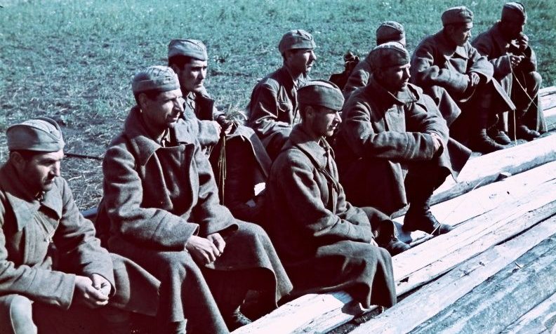 Советские военнопленные во время принудительных работ на Восточном фронте. 1941 г.