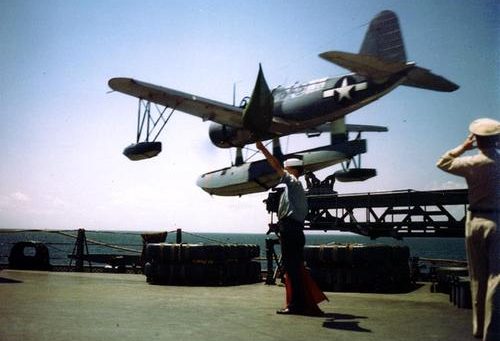 Катапультирование гидросамолета OS2U с линкора «Missouri». 1944 г.