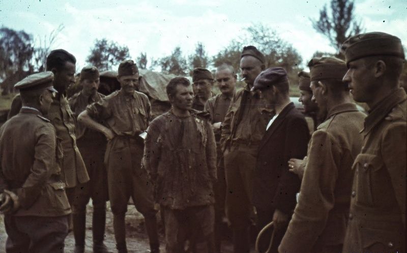 Венгерские солдаты ведут допрос советского военнопленного. 1941 г. 