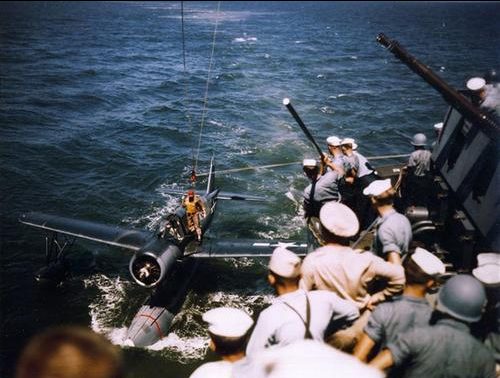 Возвращение гидросамолета на линкор «Missouri».1944 г.