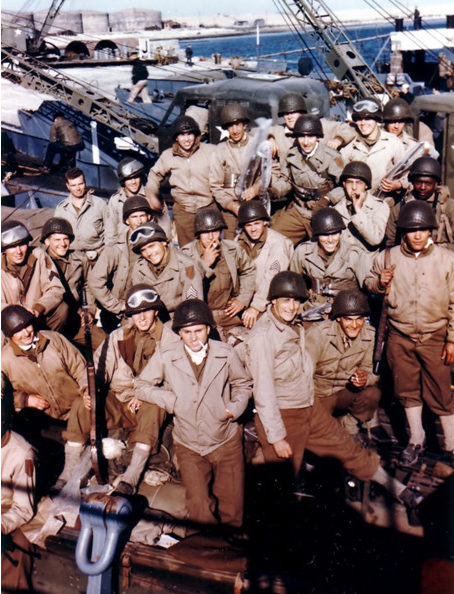 Десант готовится для посадки на десантные корабли. 5 июня 1944 г.