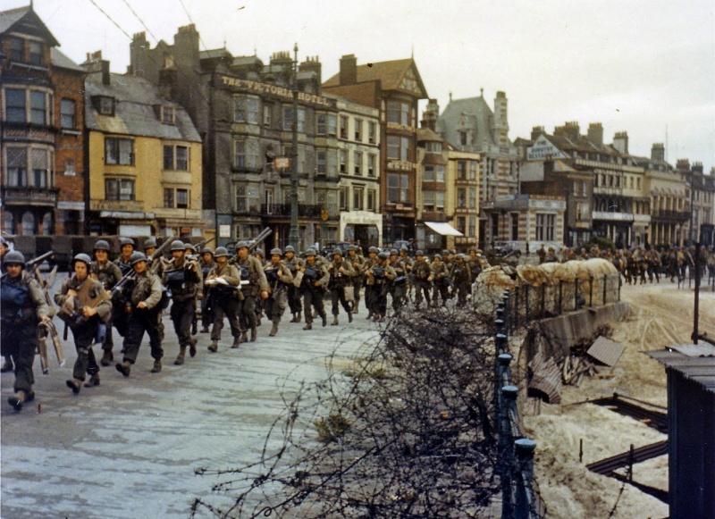 Десант готовится для посадки на десантные корабли. 5 июня 1944 г.