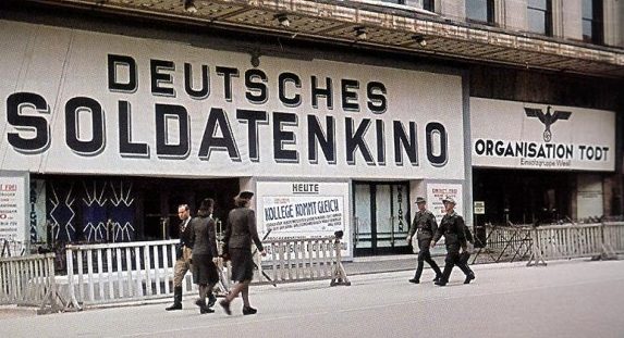 Кинотеатр на улице Риволи в Париже. 1942 г.