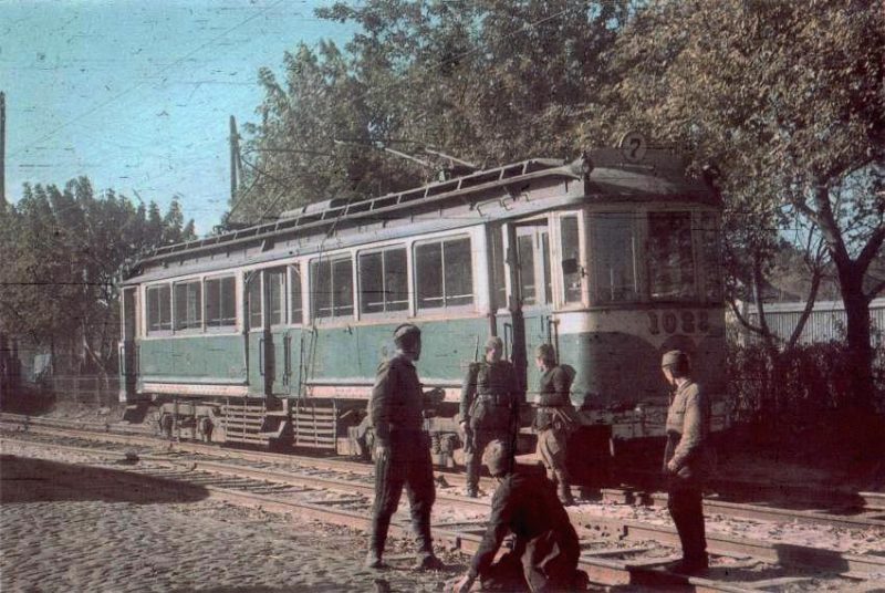 Советские военнопленные ремонтируют трамвайные пути. 1941 г.
