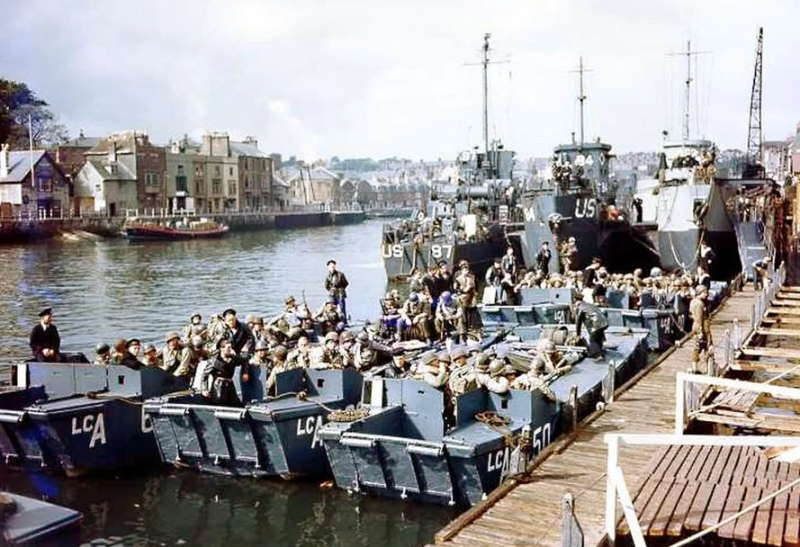 Американские войска загружаются на десантные корабли. 1944 г.