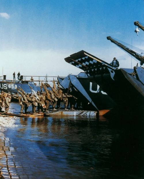Американские войска загружаются на десантные корабли. 1944 г.
