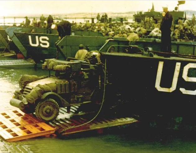 Американские войска загружаются на десантные корабли. 1944 г.