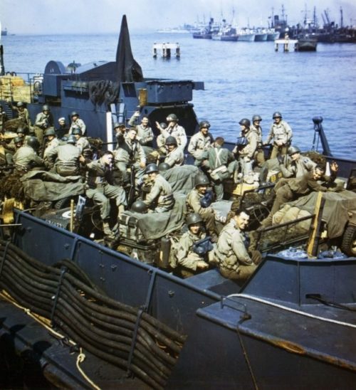 Американские войска загружаются на десантные корабли. 1944 г.