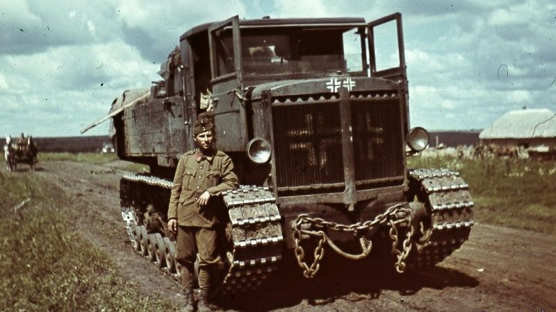 Венгерский солдат у трофейного советского тяжелого артиллерийского тягача «Ворошиловец». 1941 г. 