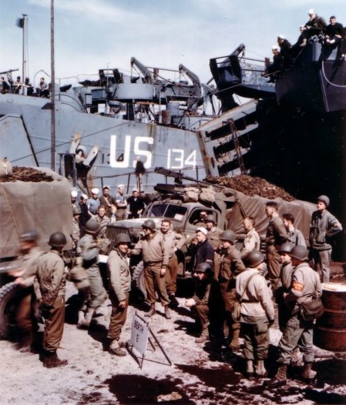 Американские войска загружаются на десантные корабли. 1944 г.
