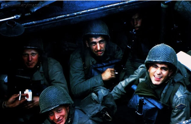 Американские солдаты перед высадкой в Нормандии. 1944 г.