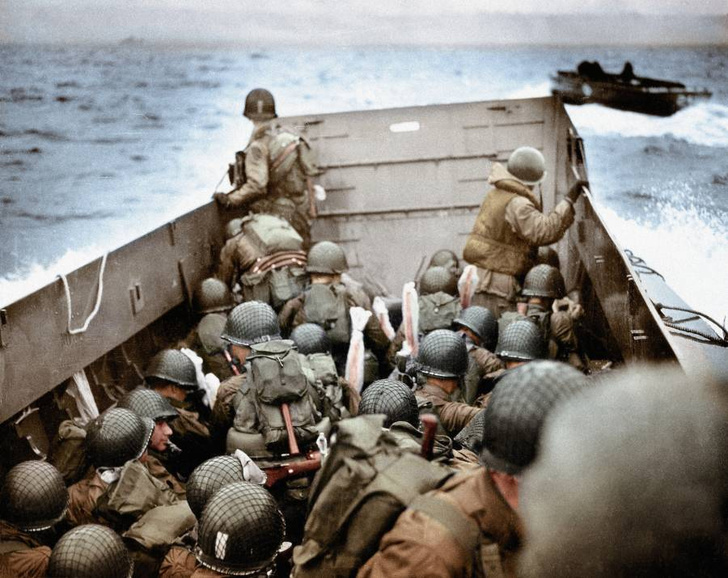 Американские солдаты перед высадкой в Нормандии. 1944 г.