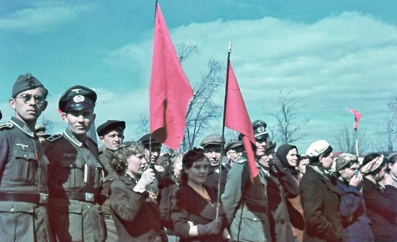 Немецкие солдаты и мирные жители на праздновании 1-го мая в оккупированном Смоленске. 1942 г. 
