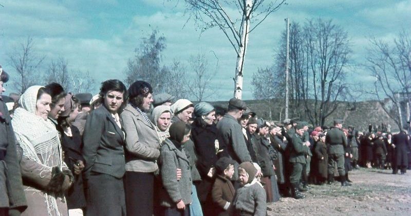 Немецкие солдаты и мирные жители на праздновании 1-го мая в оккупированном Смоленске. 1942 г. 