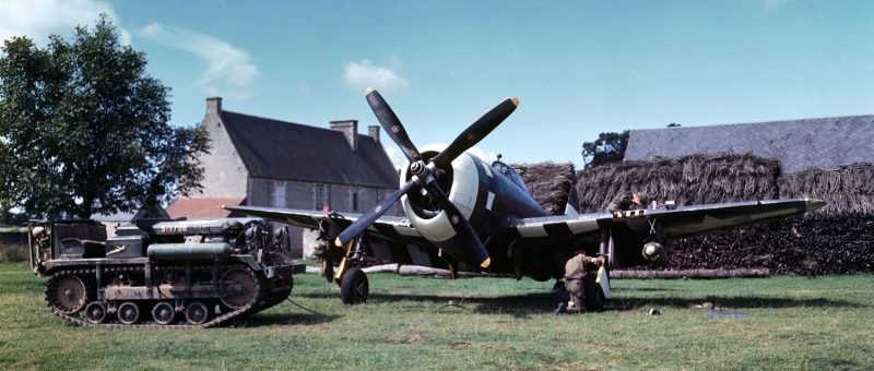 Американский самолет Р-47 «Thunderbolt» на полевом аэродроме в северной Франции. 1944 г.