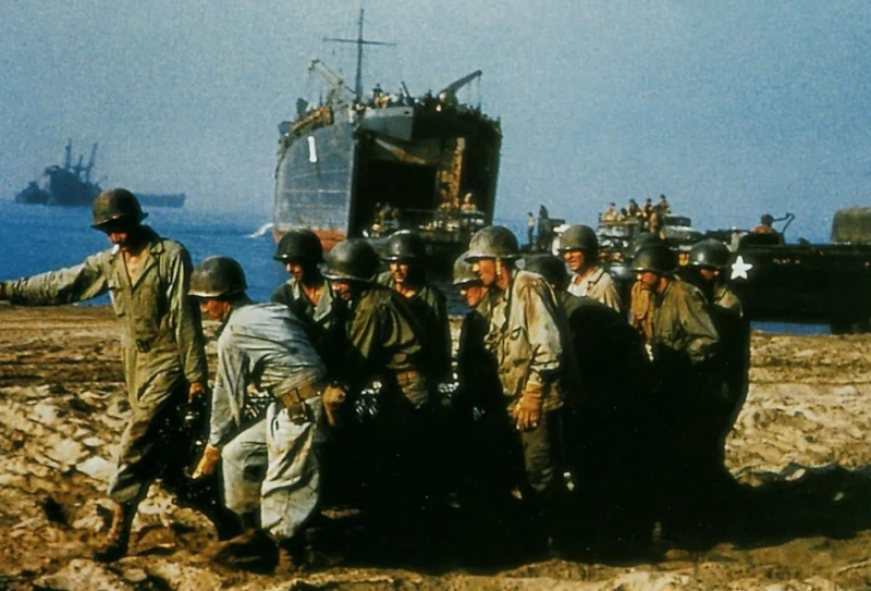 Американские солдаты перед высадкой в Нормандии. 1944 г.