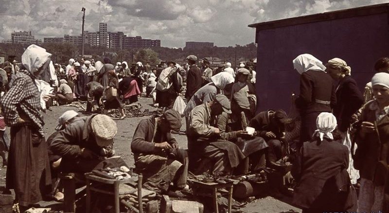 Горожане на Благовещенском рынке в оккупированном немецкими войсками Харькове. 1942 г. 