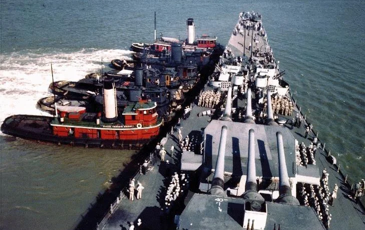 BB-63 USS Missouri носовые орудия и экипаж 1944 г.