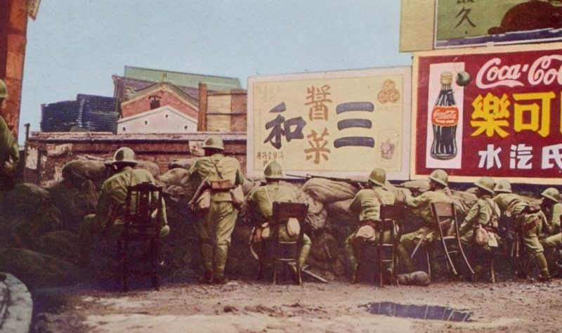 Японцы в уличном бою в Шанхае. 1937 г.