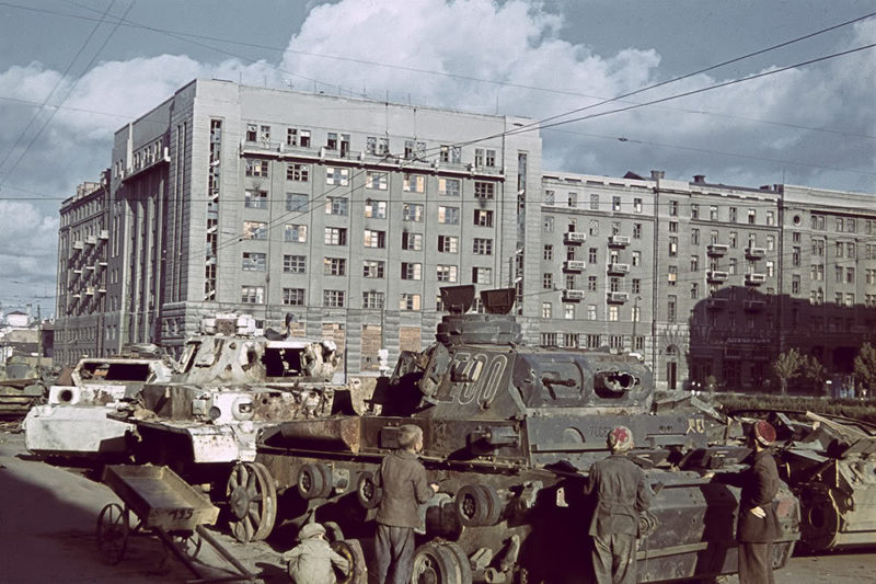 Дети у подбитых немецких танков на Привокзальной площади. Харьков 1942 г.