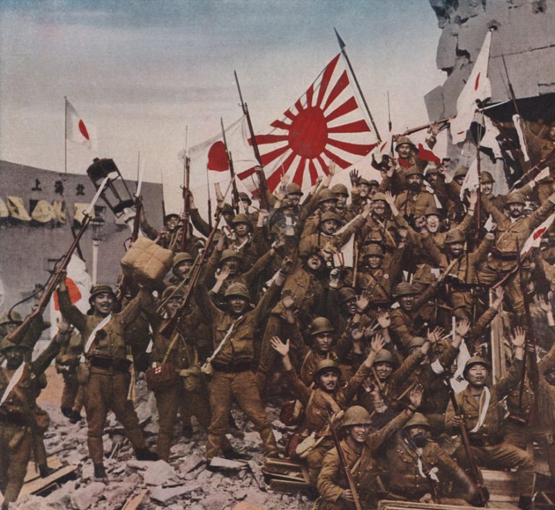 Японские солдаты на развалинах Шанхая. 1937 г.