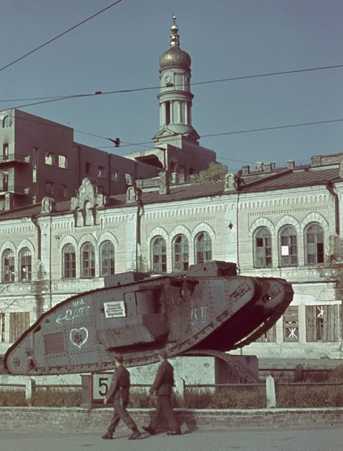 Немецкий патруль у исторического музея Харькова. 1942 г.
