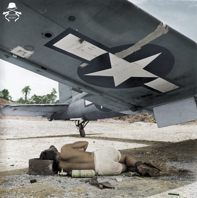Американский пилот отдыхает в тени крыла своего F4U-2 Corsair. 1944 г.