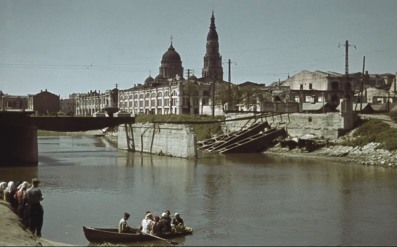 Лодочная переправа через р. Лопань у взорванного моста. Харьков 1942 г.