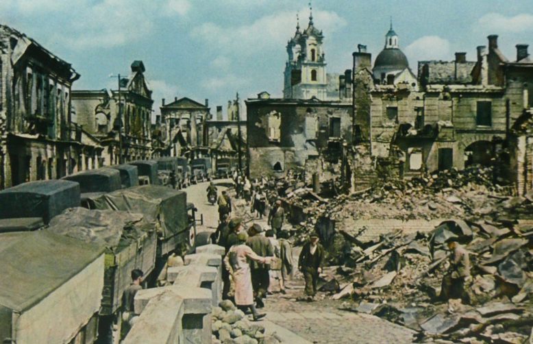 Колонна немецких автомобилей на улице Гродно. 1942 г.