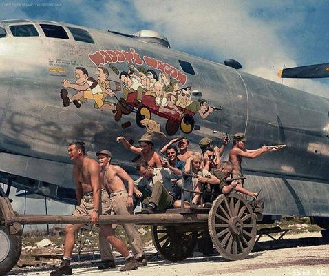 Капитан Уолтер Янг и его команда позируют перед своим B-29. 1944 г.
